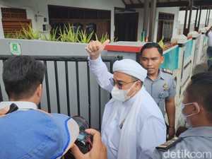 Momen Habib Rizieq Tiba di Bapas Jakpus Ambil Surat Bebas Murni