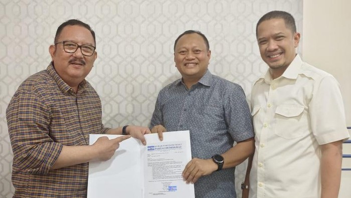 Ketua DPD NasDem Kepulauan Selayar, Ady Ansar (tengah), menerima surat tugas Demokrat dari Ketua DPD Demokrat Sulsel, Nimatullah (kiri), di Kantor Demokrat Sulsel, Makassar, Senin (10/6/2024).