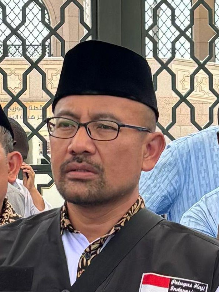 Akh. Muzakki Guru Besar dan Rektor UIN Sunan Ampel Surabaya;
Petugas Monitoring dan Evaluasi Haji 2024