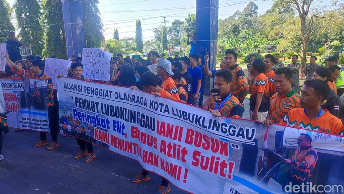 Aksi demo puluhan Atlit di Pemkot Lubuklinggau