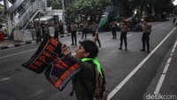 Aksi ini dikawal ketat sejumlah personel kepolisian.