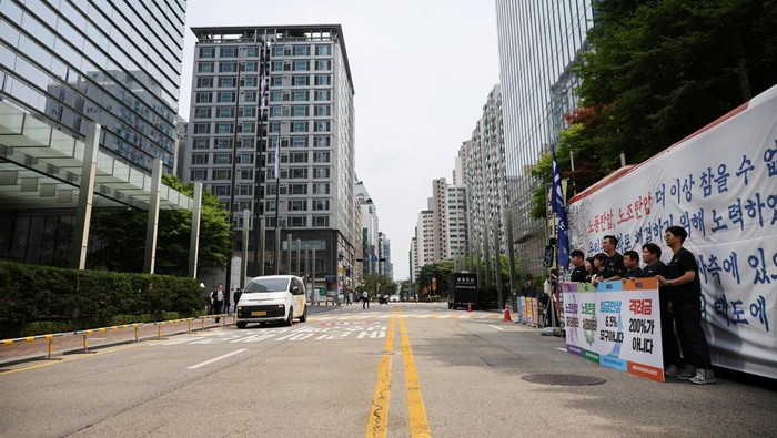 Aksi Mogok Kerja Karyawan Samsung Tuntut Kenaikan Gaji dan Bonus Members of National Samsung Electronics Union hold placards bearing their messages against the company in front of the company building while staging a walkout protest, in Seoul, South Korea, June 7, 2024. REUTERS/Kim Hong-Ji