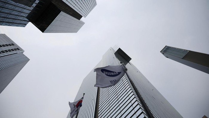 Aksi Mogok Kerja Karyawan Samsung Tuntut Kenaikan Gaji dan Bonus Members of National Samsung Electronics Union hold placards bearing their messages against the company in front of the company building while staging a walkout protest, in Seoul, South Korea, June 7, 2024. REUTERS/Kim Hong-Ji
