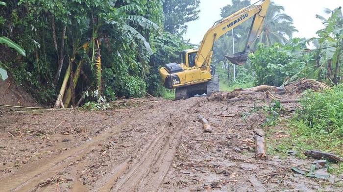 Alat berat bersihkan material longsor menutup Jalan Trans Seram di Maluku Tengah.
