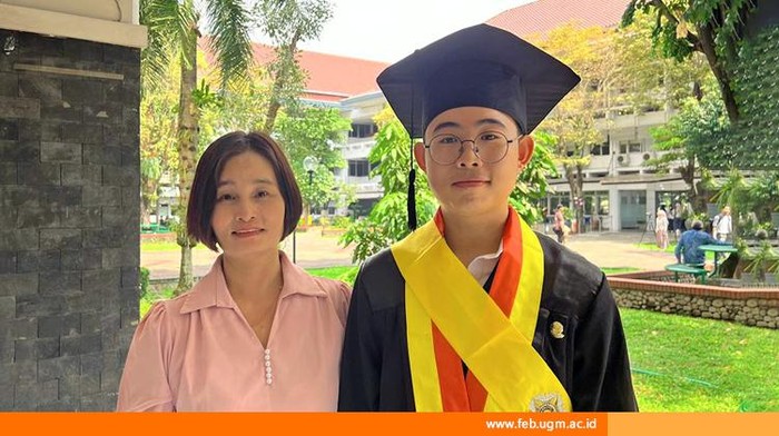 Aliman, wisudawan terbaik FEB UGM