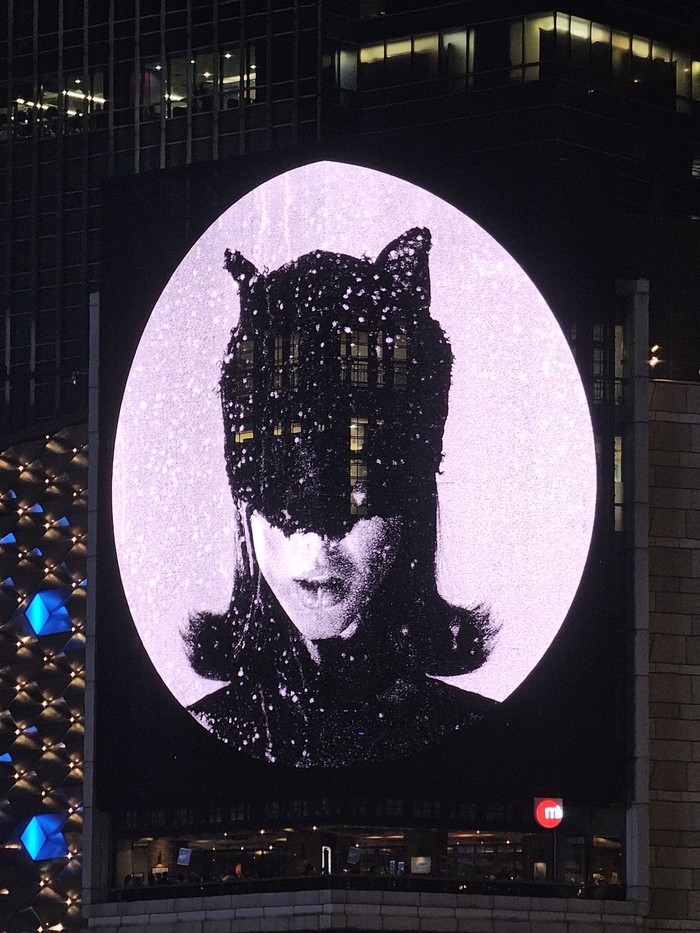 Ariana Grande Ariana Grande rilis video klip baru dan melakukan promo di salah satu billboard Bundaran HI, Jakarta.