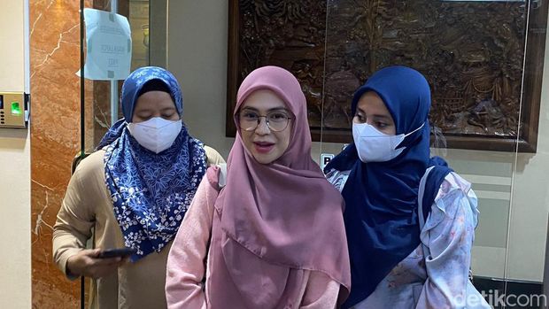 Artis Ria Ricis lapor polisi usai menjadi korban pemerasan. Ria Ricis disebut diperas dan diancam akan disebarkan foto dan video pribadi. (Wildan N/detikcom)