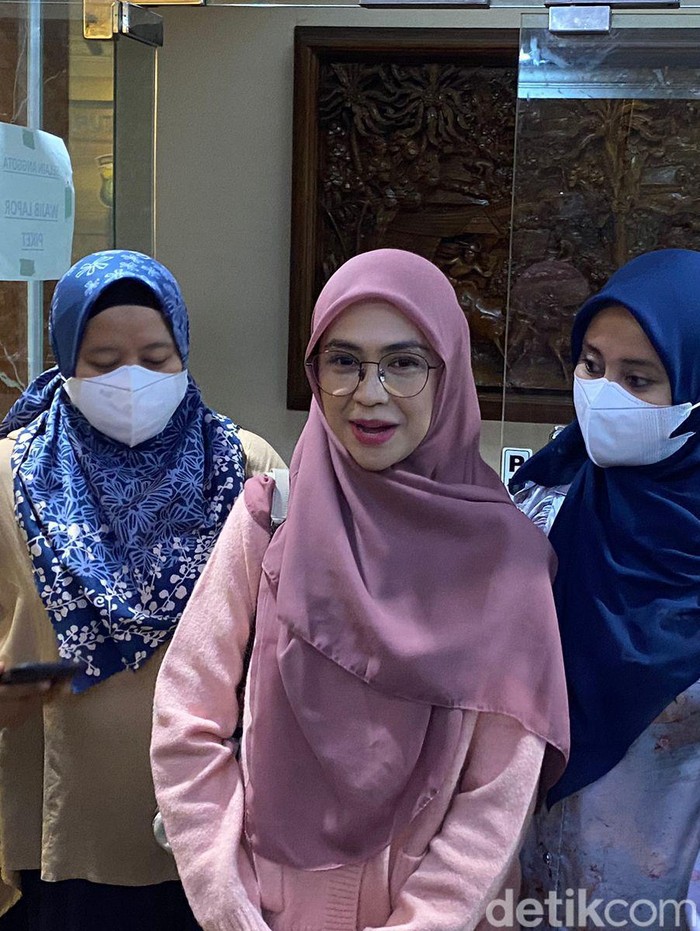 Artis Ria Ricis lapor polisi usai menjadi korban pemerasan. Ria Ricis disebut diperas dan diancam akan disebarkan foto dan video pribadi. (Wildan N/detikcom) Artis Ria Ricis lapor polisi usai menjadi korban pemerasan. Ria Ricis disebut diperas dan diancam akan disebarkan foto dan video pribadi. (Wildan N/detikcom)