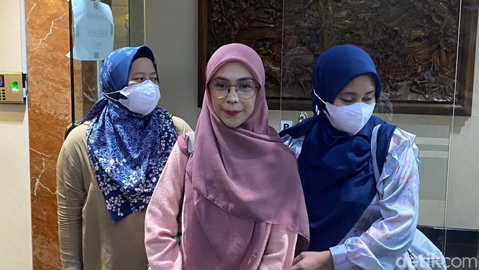 Ria Ricis Serahkan Bukti Diduga Diperas Rp 300 Juta dalam Pemeriksaan Polisi