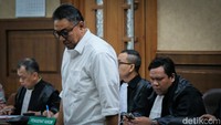 SYL dalam kasus ini didakwa melakukan pemerasan dan menerima gratifikasi Rp 44,5 M selama menjabat sebagai Mentan.   