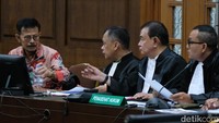 SYL didakwa melakukan pemerasan dan menerima gratifikasi bersama Sekjen Kementan nonaktif Kasdi dan Direktur Kementan nonaktif Hatta. Mereka didakwa dalam berkas terpisah.  