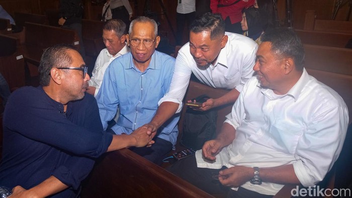 Eks Menteri Pertanian Syahrul Yasin Limpo (SYL) menghadirkan dua orang saksi meringankan hari ini. Keduanya adalah ASN Pemprov Sulsel dan eks honorer Kementan.