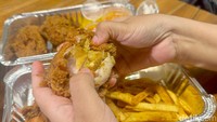 Hasilnya, fried chicken di sini begitu juicy. Balutan tepungnya gurih dan renyah, disusul sensasi rasa gurih berempah karena bumbunya yang banyak.
