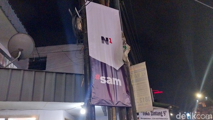 Banner unik N1 #SAM bertebaran di jalanan Kota Malang.