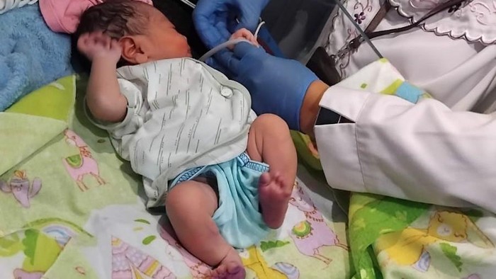 Bayi perempuan yang ditemukan di depan musala Desa Kemiri, Kecamatan Gebang, Purworejo, Senin (10/6/2024).
