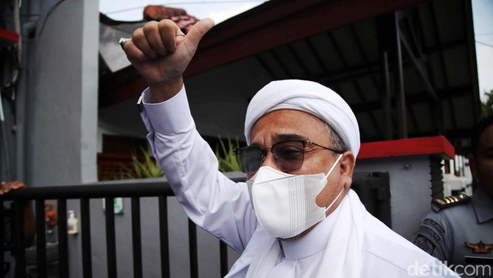Habib Rizieq mendatangi Bapas Jakarta Pusat untuk mengambil surat Pengakhiran Pembimbingan Pembebasan Bersyarat, Senin (10/6/2024).