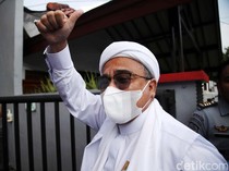 Bebas Murni, Habib Rizieq Acungkan Jempol di Bapas Jakpus