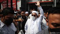 Bebas Murni, Habib Rizieq Acungkan Jempol Di Bapas Jakpus