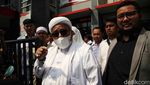 Bebas Murni, Habib Rizieq Acungkan Jempol di Bapas Jakpus