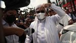 Bebas Murni, Habib Rizieq Acungkan Jempol di Bapas Jakpus