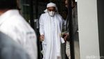 Bebas Murni, Habib Rizieq Acungkan Jempol di Bapas Jakpus