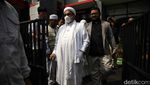 Bebas Murni, Habib Rizieq Acungkan Jempol di Bapas Jakpus