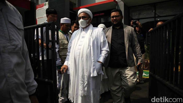 Bebas Murni, Habib Rizieq Acungan Jempol di Bapas Jakpus Habib Rizieq mendatangi Bapas Jakarta Pusat untuk mengambil surat Pengakhiran Pembimbingan Pembebasan Bersyarat, Senin (10/6/2024).