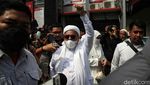 Bebas Murni, Habib Rizieq Acungkan Jempol di Bapas Jakpus