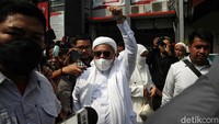 Habib Rizieq mendatangi Bapas Jakarta Pusat untuk mengambil surat Pengakhiran Pembimbingan Pembebasan Bersyarat, Senin (10/6/2024).