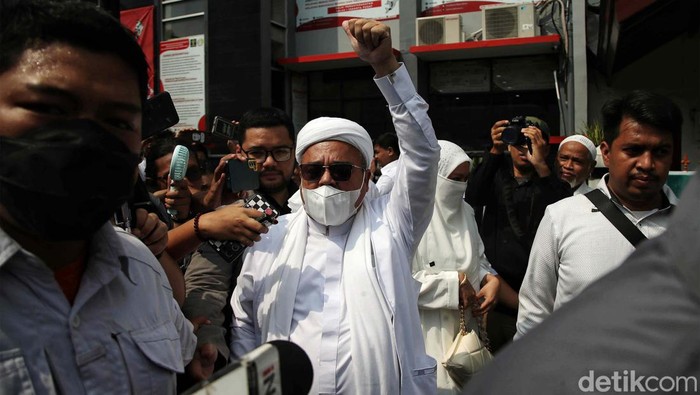 Bebas Murni, Habib Rizieq Acungan Jempol di Bapas Jakpus Habib Rizieq mendatangi Bapas Jakarta Pusat untuk mengambil surat Pengakhiran Pembimbingan Pembebasan Bersyarat, Senin (10/6/2024).