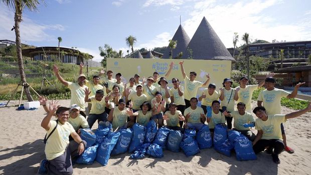 Bersih pantai Labuan Bajo di Hari Laut Sedunia