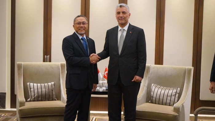 Menteri Perdagangan RI Zulkifli Hasan melakukan pertemuan bilateral dengan Menteri Perdagangan Turki Omer Bolet di sela-sela agenda Pertemuan Tingkat Menteri Organisasi Kerja Sama Islam/OKI dan Pertemuan Informal Menteri Perdagangan D-8 yang dijadwalkan berlangsung pada 10-11 Juni 2024 di Istanbul.