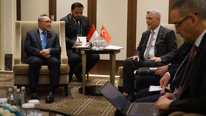 Bertemu Mendag Turki, Zulhas Bahas Lanjutan Perjanjian Dagang Menteri Perdagangan RI Zulkifli Hasan melakukan pertemuan bilateral dengan Menteri Perdagangan Turki Omer Bolet di sela-sela agenda Pertemuan Tingkat Menteri Organisasi Kerja Sama Islam/OKI dan Pertemuan Informal Menteri Perdagangan D-8 yang dijadwalkan berlangsung pada 10-11 Juni 2024 di Istanbul.