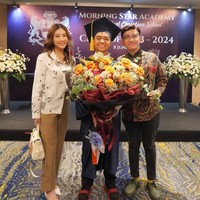 Terlihat kedua orangtua angkat Betrand, Sarwendah dan Ruben yang turut hadir menemani putranya. Berpose bersama Betrand dan Ruben Onsu, Sarwendah tampak menenteng tas putih yang ternyata keluaran Hermes. Harganya diperkirakan mencapai Rp 622 juta. Foto: Instagram/@betrandpetoputraonsu