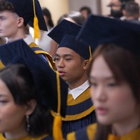 Betrand sendiri tampak mengikuti rangkaian acara wisudanya dengan serius. Remaja 19 tahun itu menuliskan keterangan singkat dalam unggahannya, berbunyi Graduation. Foto: Instagram/@betrandpetoputraonsu