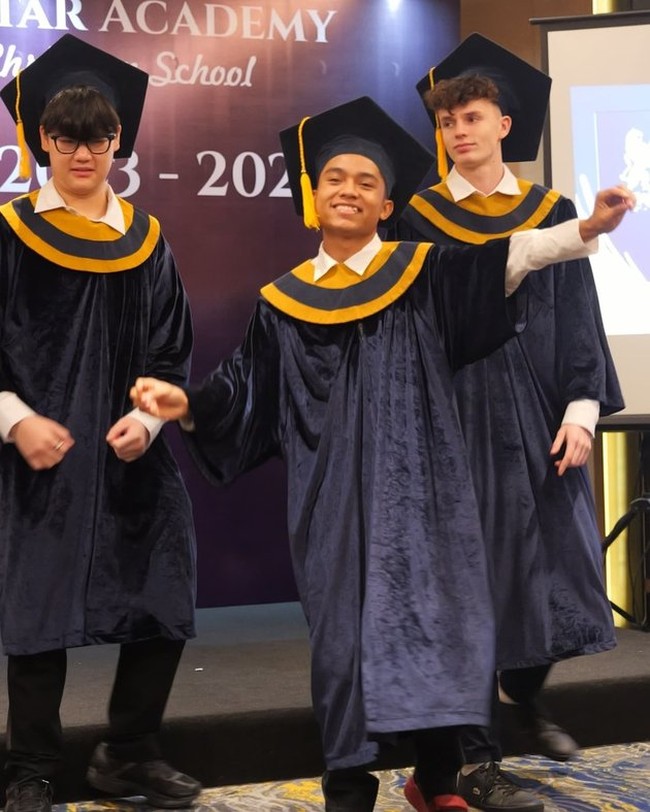 Saking bahagianya, Betrand sampai terlihat sempat berjoget merayakan kelulusannya. Unggahan Betrand pun banjir ucapan selamat dari para netizen. Foto: Instagram/@betrandpetoputraonsu