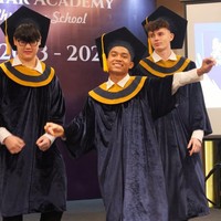 Saking bahagianya, Betrand sampai terlihat sempat berjoget merayakan kelulusannya. Unggahan Betrand pun banjir ucapan selamat dari para netizen. Foto: Instagram/@betrandpetoputraonsu