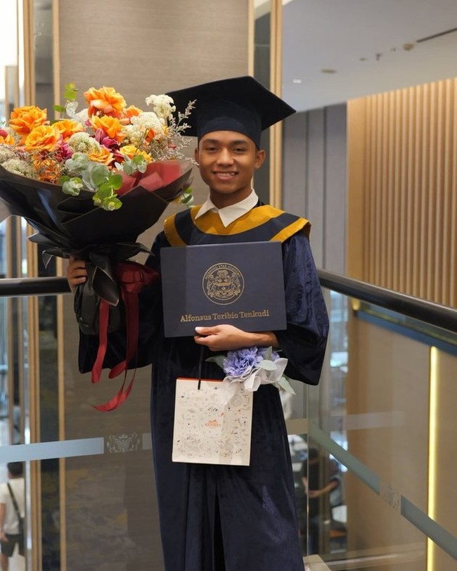 Betrand Peto baru saja diwisuda pada Sabtu, 8 Juni 2024. Sambil memegang buket bunga dan sertifikat kelulusannya, Betrand tampak berpose mengenakan toga. Momen wisudanya itu kemudian dibagikan Betrand ke akun Instagram pribadinya. Foto: Instagram/@betrandpetoputraonsu