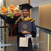 Betrand Peto baru saja diwisuda pada Sabtu, 8 Juni 2024. Sambil memegang buket bunga dan sertifikat kelulusannya, Betrand tampak berpose mengenakan toga. Momen wisudanya itu kemudian dibagikan Betrand ke akun Instagram pribadinya. Foto: Instagram/@betrandpetoputraonsu