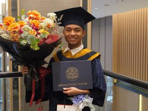 7 Foto Wisuda Betrand Peto, Tas Sarwendah saat Pose Bareng Ruben Bikin Salfok