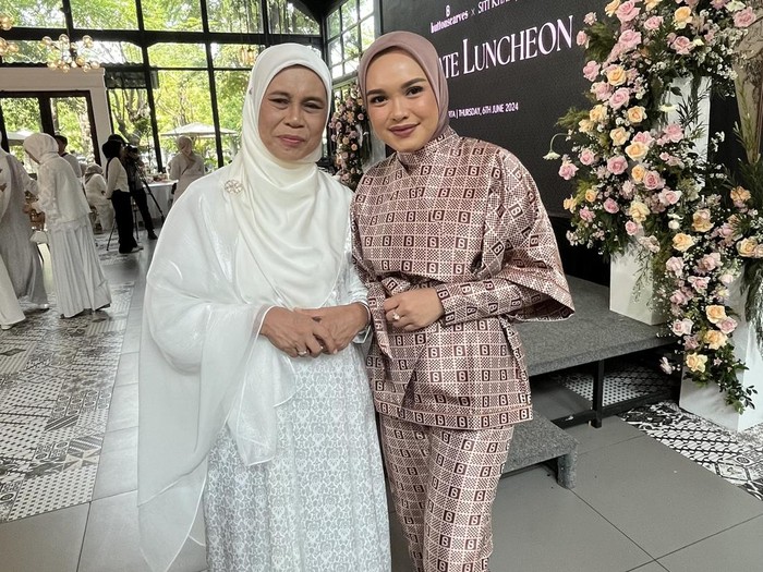 Buttonscarves berkolaborasi dengan brand asal Malaysia, Siti Khadijah untuk koleksi mukena eksklusif.
