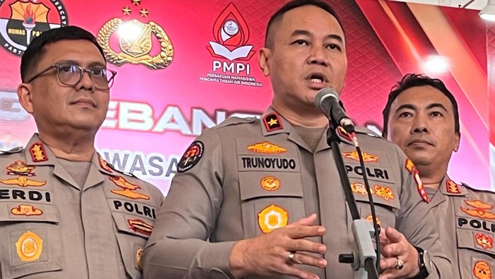 Brigjen Trunoyudo Wisnu (tengah)