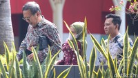 Salah seorang pengusaha, Habriansyah, melalui kuasa hukumnya, Agung Mattauch, saat tiba di gedung KPK, Jakarta, Senin (10/6/2024).