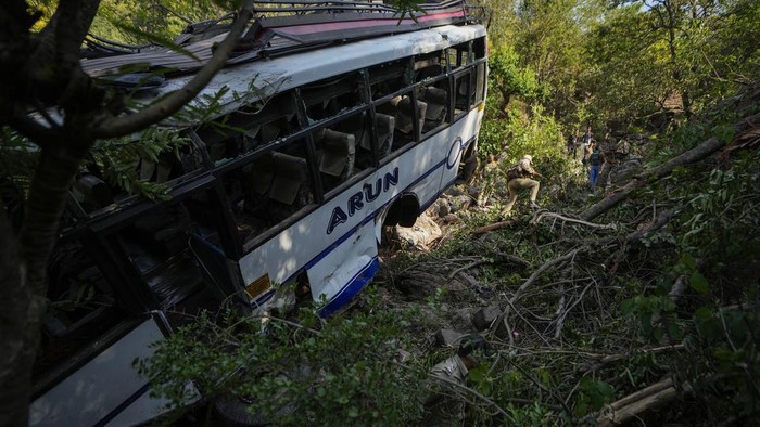 Sebuah bus yang membawa peziarah di Kashmir, India jatuh ke jurang. Hal itu diduga akibat adanya serangan dari militan.