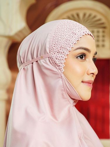Buttonscarves berkolaborasi dengan brand asal Malaysia, Siti Khadijah untuk koleksi mukena eksklusif.