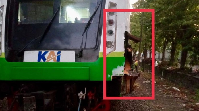 Commuter Line Sindro Tertemper Truk di Sidoarjo, Loko Rusak Parah
