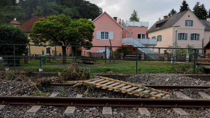 Water flows close to homes as heavy rain causes floods and great damage in Deutschfeistritz, Austria, June 9, 2024. REUTERS/Lisa Leutner