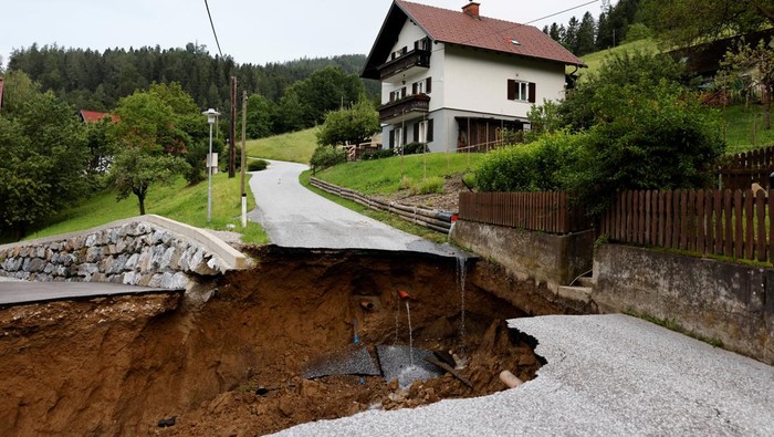 Dampak Kerusakan Akibat Banjir Dahsyat di Austria Water flows close to homes as heavy rain causes floods and great damage in Deutschfeistritz, Austria, June 9, 2024. REUTERS/Lisa Leutner