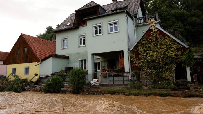 Water flows close to homes as heavy rain causes floods and great damage in Deutschfeistritz, Austria, June 9, 2024. REUTERS/Lisa Leutner