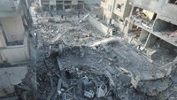 Juru bicara militer Israel mengatakan operasi itu terjadi di jantung lingkungan perumahan di Nuseirat yang mereka klaim sebagai tempat Hamas menahan para sandera di dua blok apartemen terpisah. Pasukan Israel mengklaim mendapat serangan hebat dan membalasnya dengan tembakan dari udara dan dari jalan. REUTERS/Ramadan Abed.